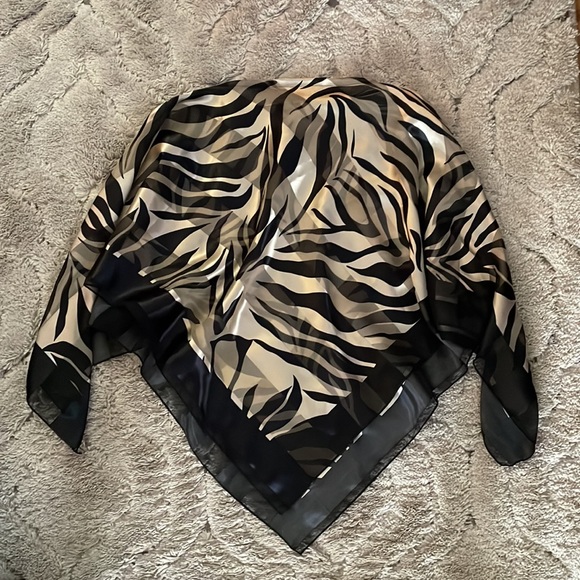 Zebra Print Poncho - Picture 4 of 10